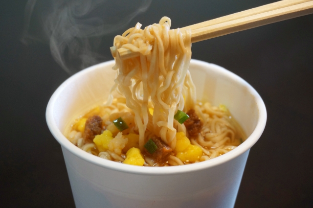 カップラーメンを食べると気持ちが悪くなる理由とは？